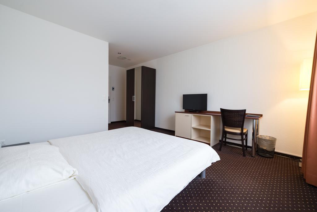 Motel Fehraltorf Uster Buitenkant foto