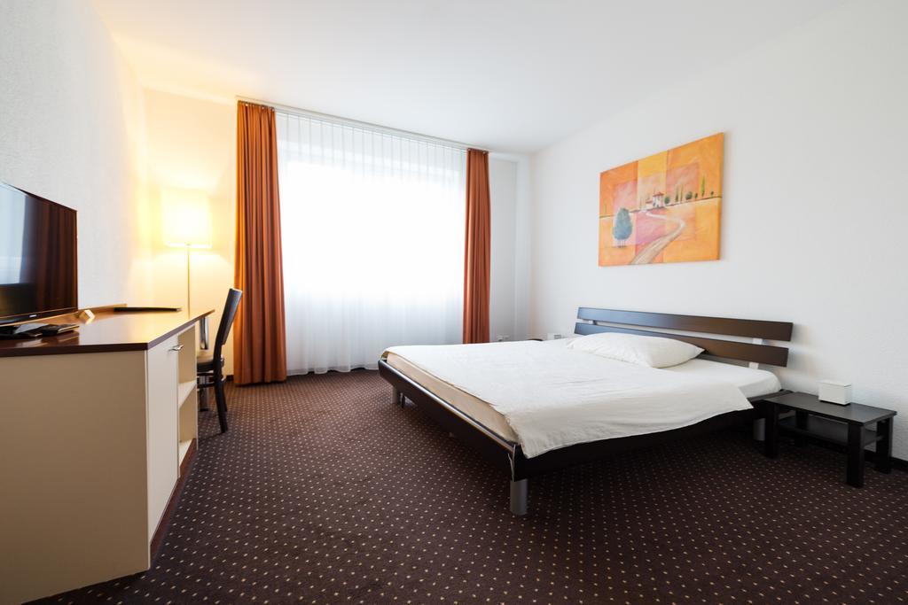 Motel Fehraltorf Uster Buitenkant foto