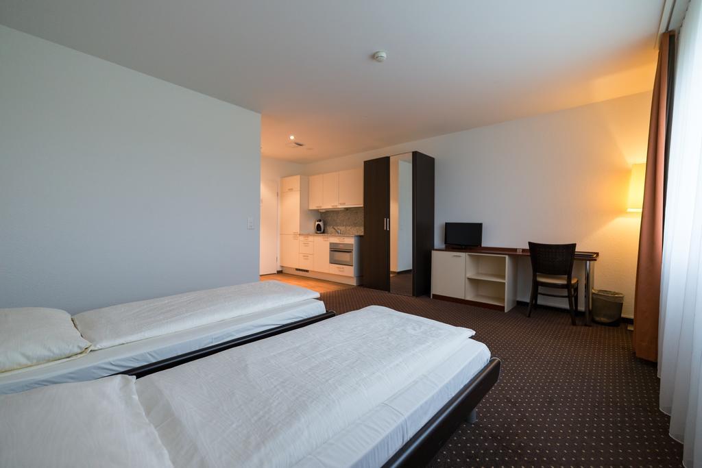 Motel Fehraltorf Uster Buitenkant foto